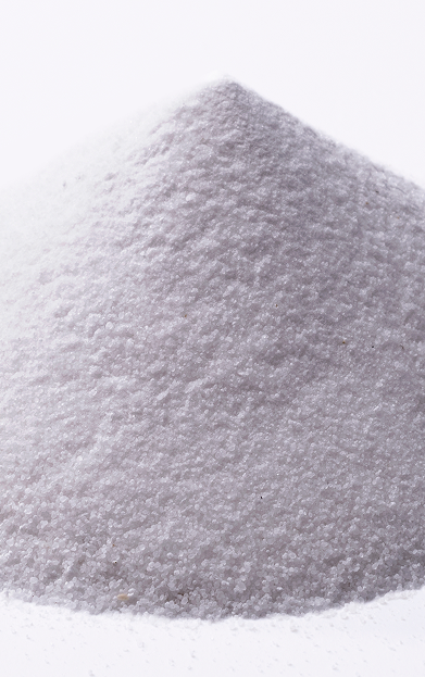 Una persona trabajando en una mina, lleva un chaleco amarillo y un casco blanco